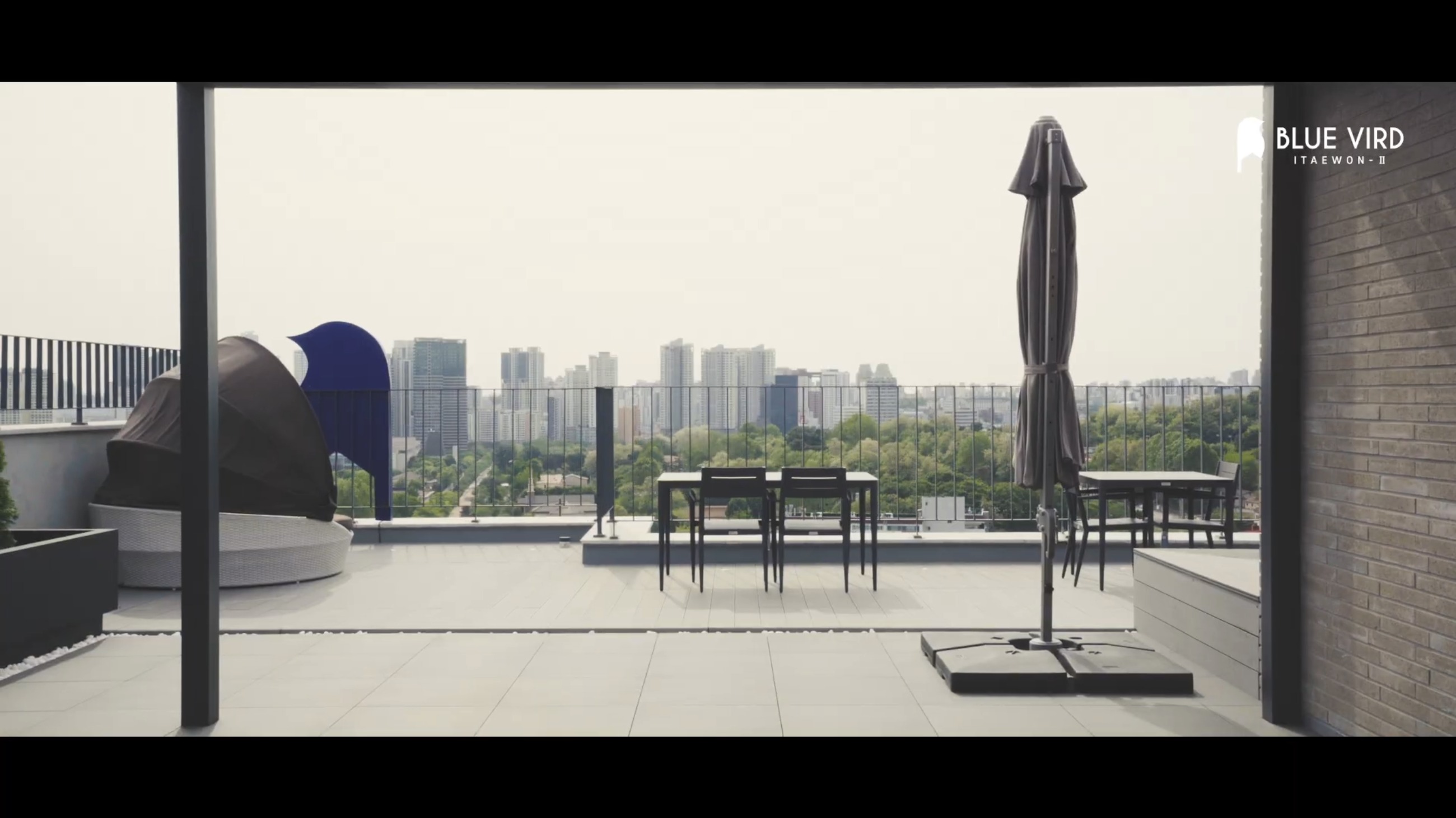 BLUE VIRD 이태원 II의 옥상 테라스와 남산 방향 전망